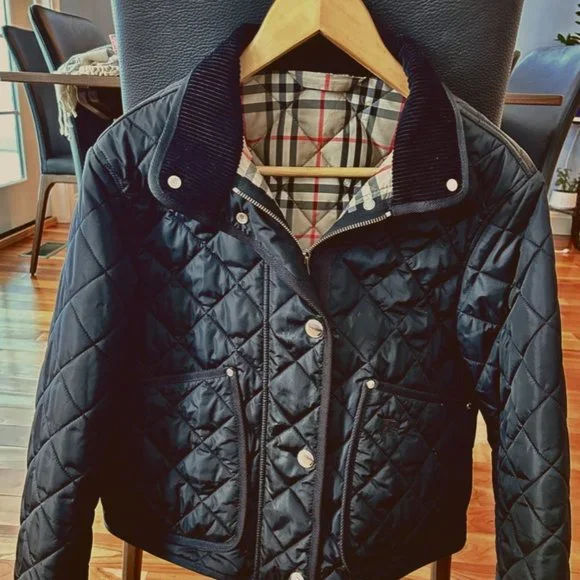 【関税&送料込】Burberry Cropped Quilted Jacket Cropped Quilted Nylon Jacket in Shale/brush - Women